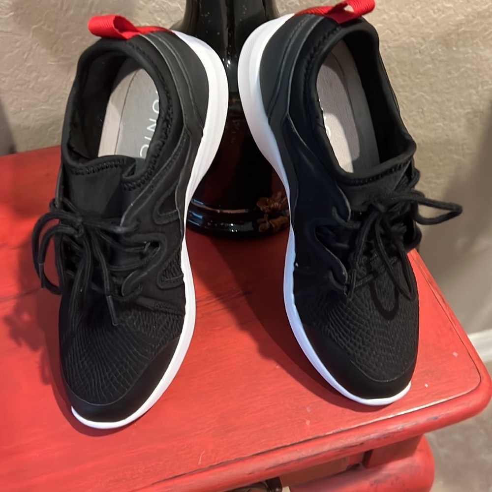 Vionic New woman’s black tennis shoe. NEVER WORN